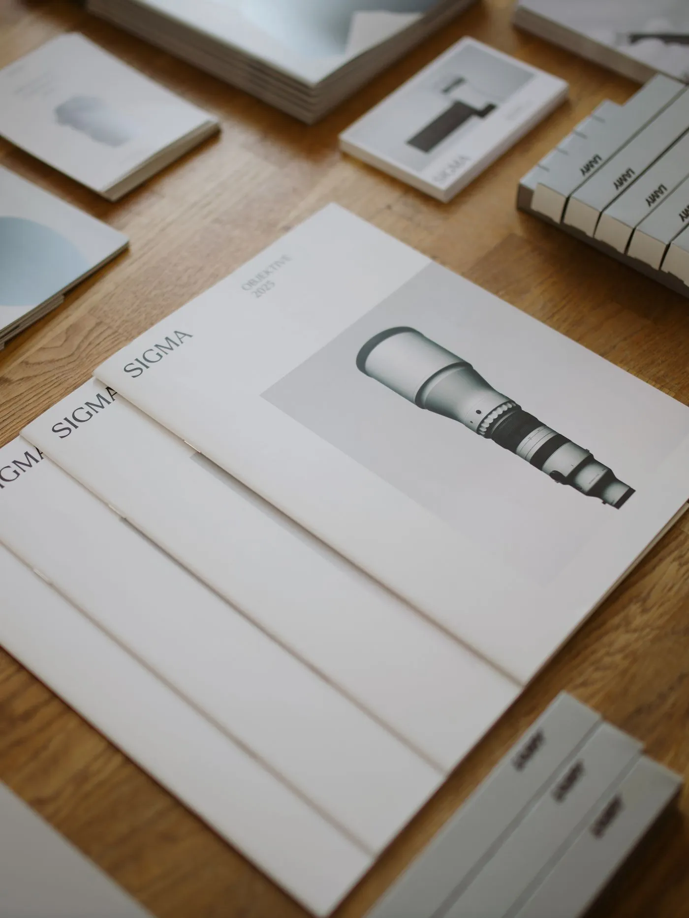 Brochure imprimée ouverte sur une table en bois