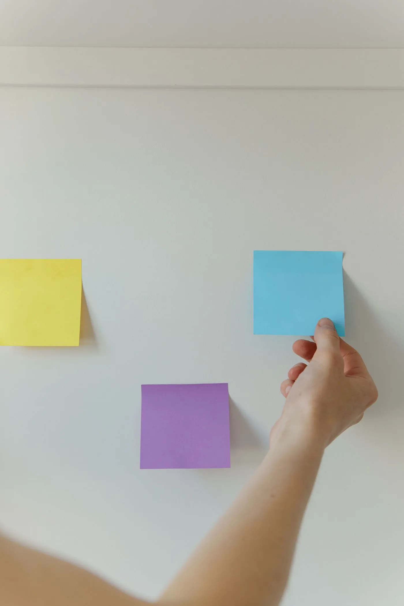 Notes repositionnables posées au mur pour planifier un projet