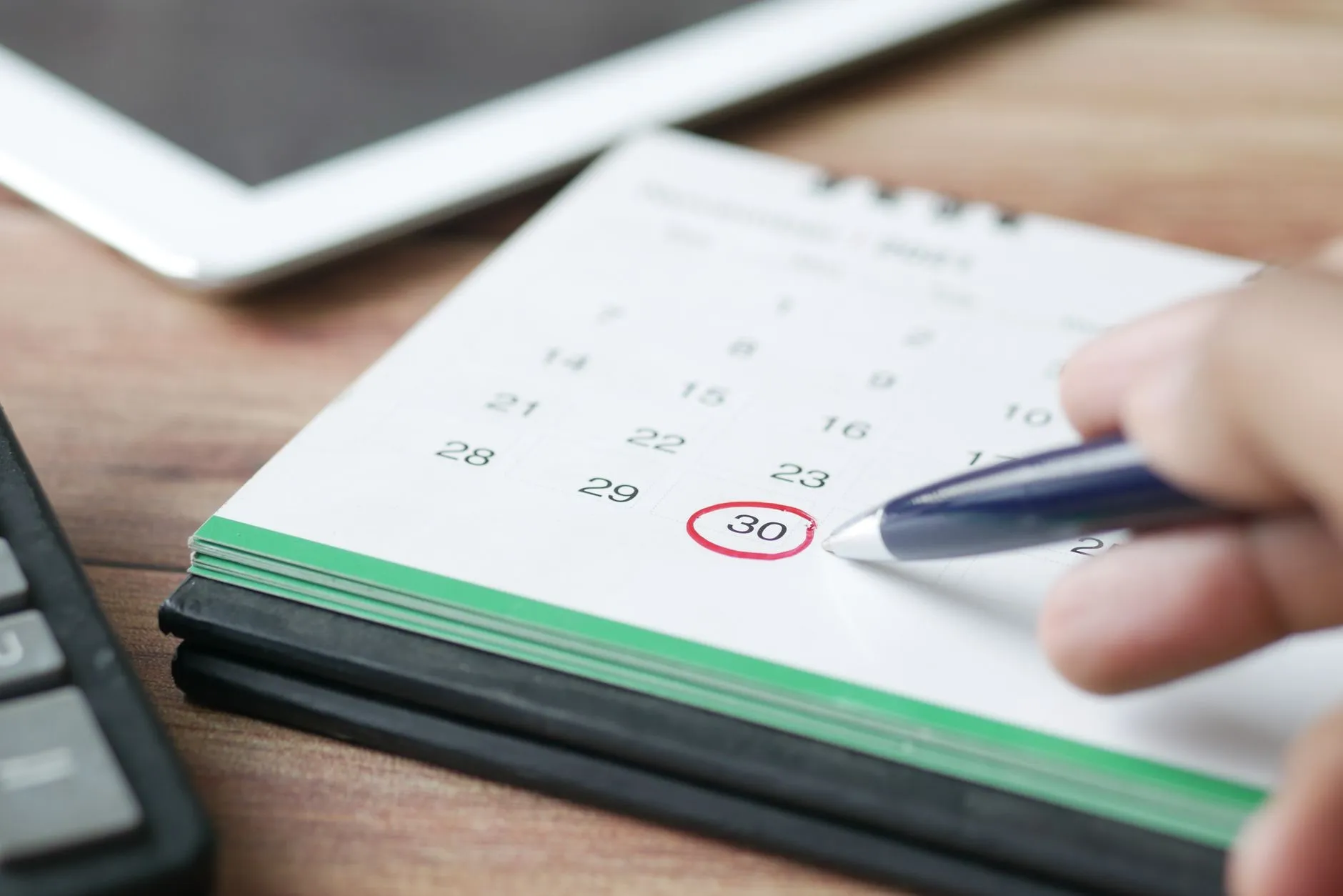 Calendrier de bureau ouvert, une date entourée au stylo