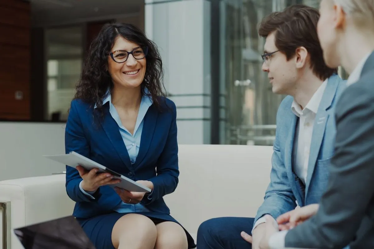 Consultante en rendez-vous avec un client dans un bureau clair